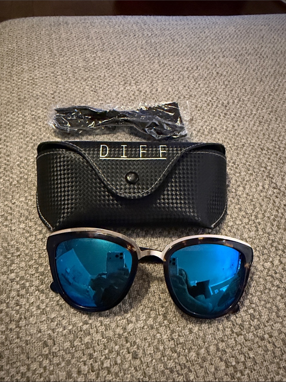 Diff Eyewear Women’s Blue Mirrored Cat-Eye Sunglasses with Black Case
